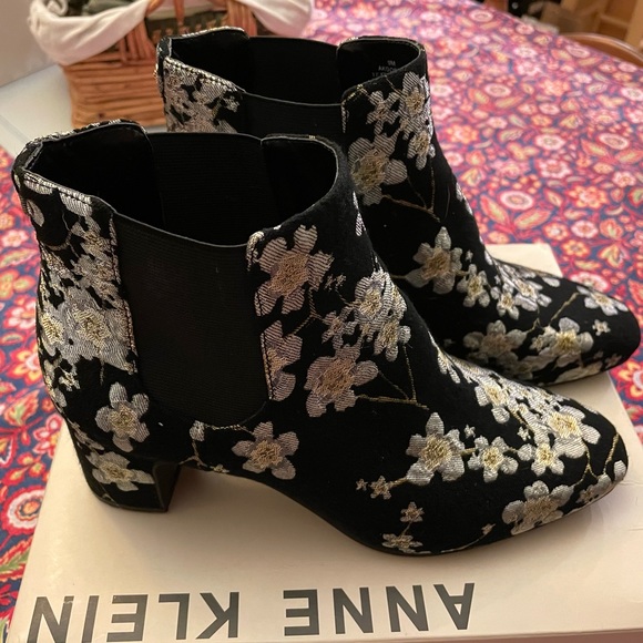 Anne Klein Black Floral Pull-on Bootie - Picture 5 of 5